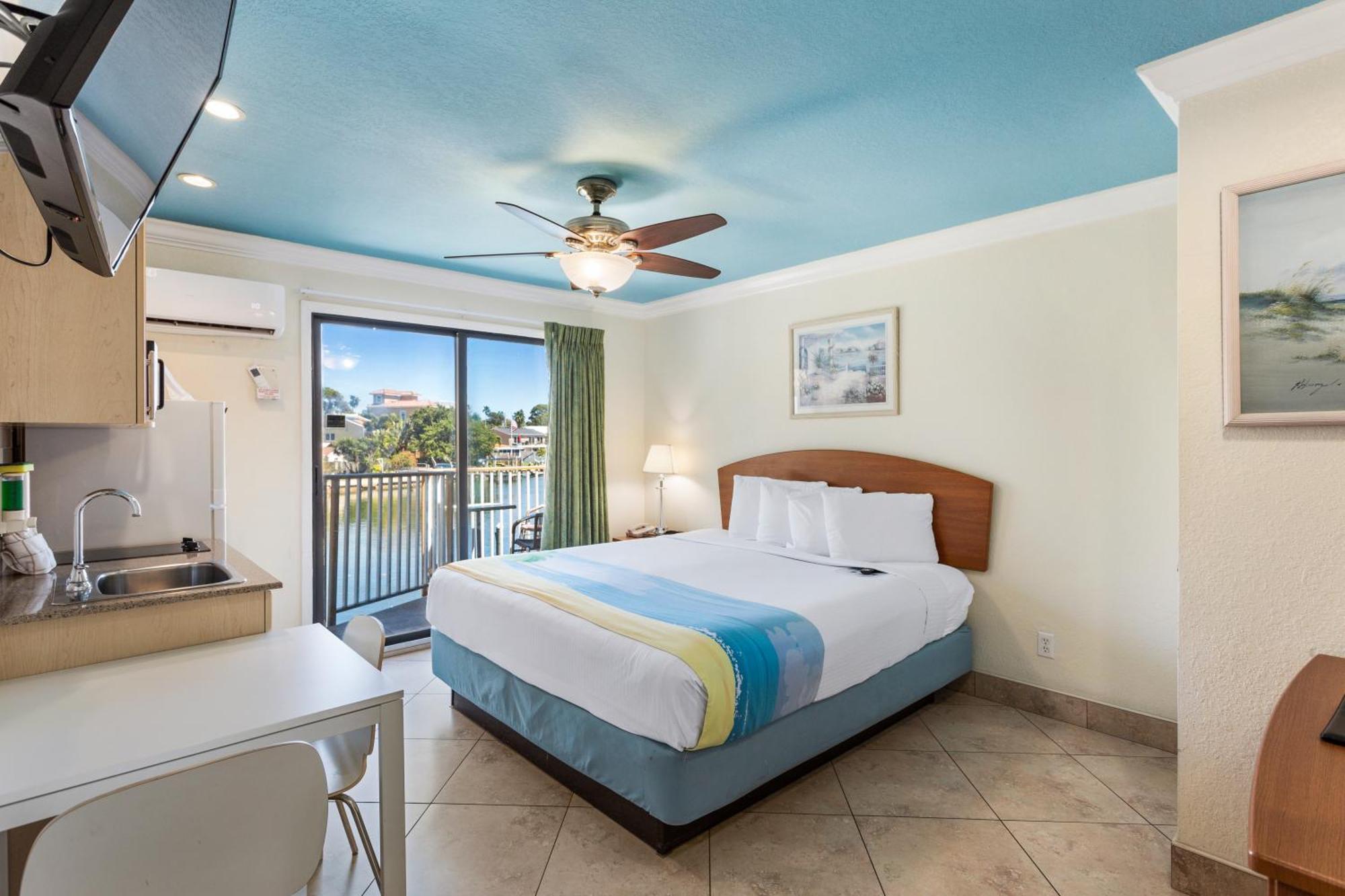 Bayview Plaza Waterfront Resort St. Pete Beach Room photo