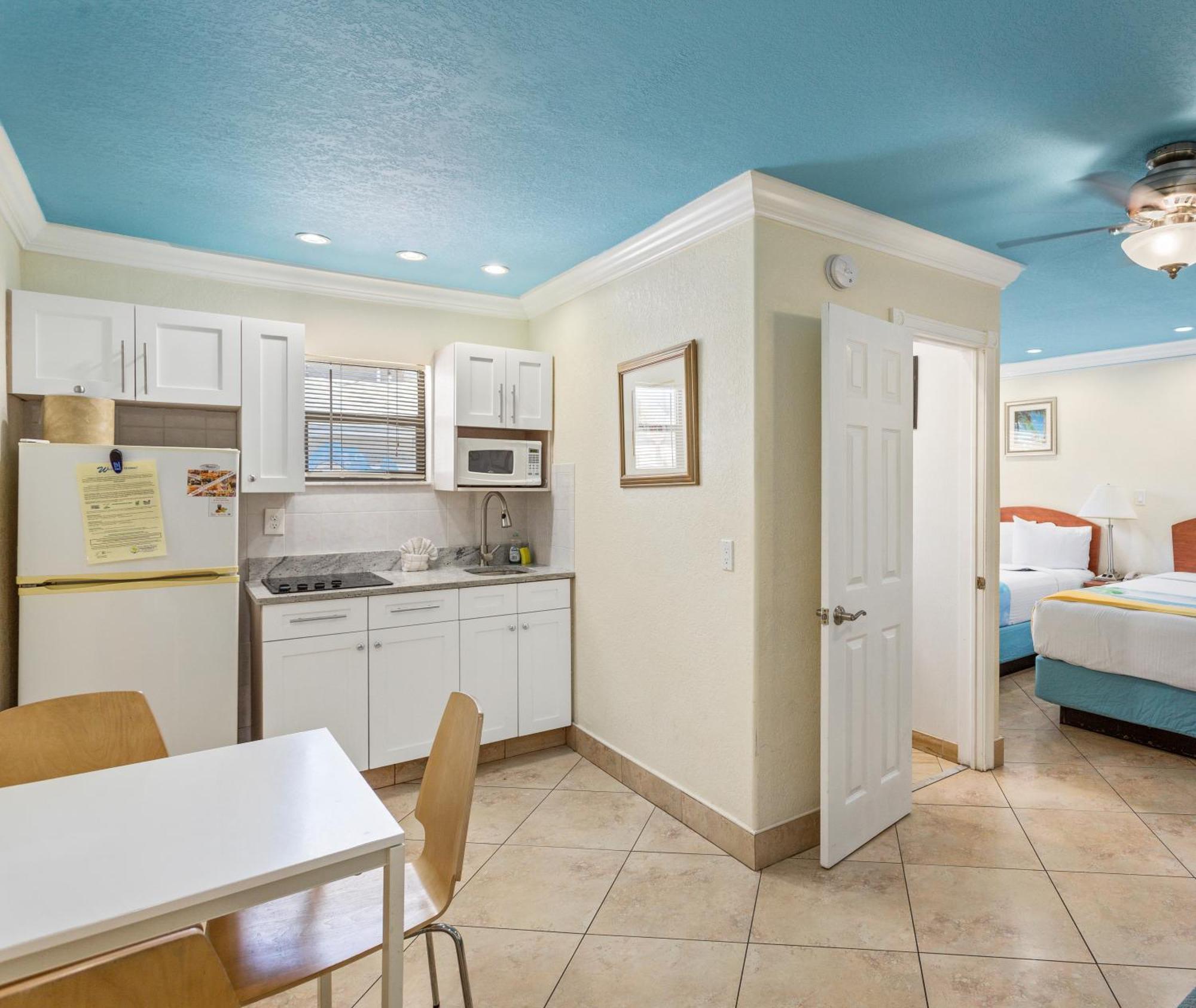 Bayview Plaza Waterfront Resort St. Pete Beach Room photo